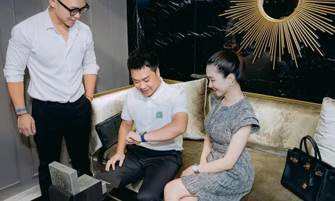 Hòa Minzy tặng bạn trai đồng hồ tiền tỷ, trên thế giới chỉ có 100 cái
